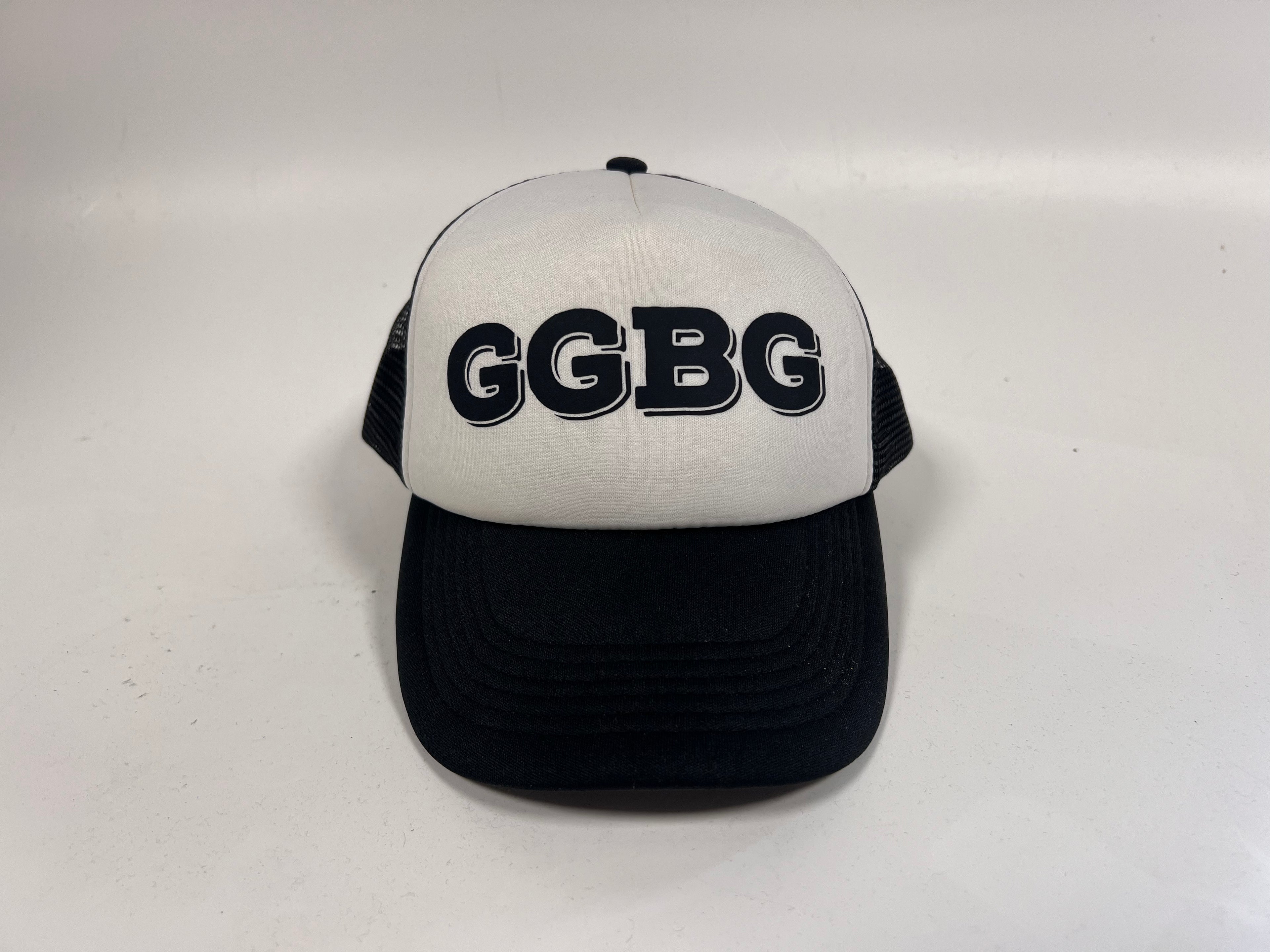 Cappello GGBG bianco e nero, cappello trucker con stampa GGBG
