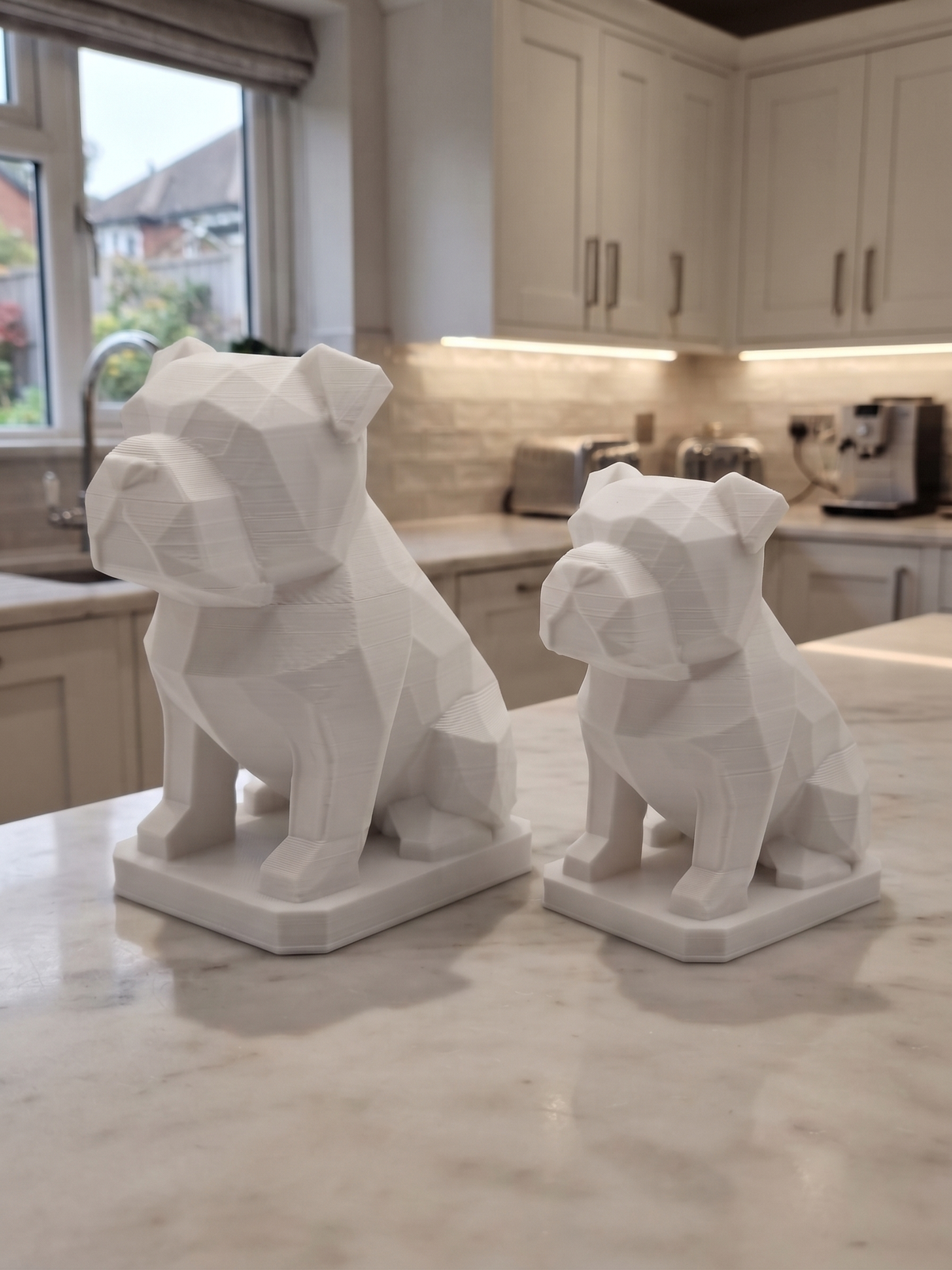 Statuina bulldog in stampa 3D come soprammobile da scrivania, design low-poly