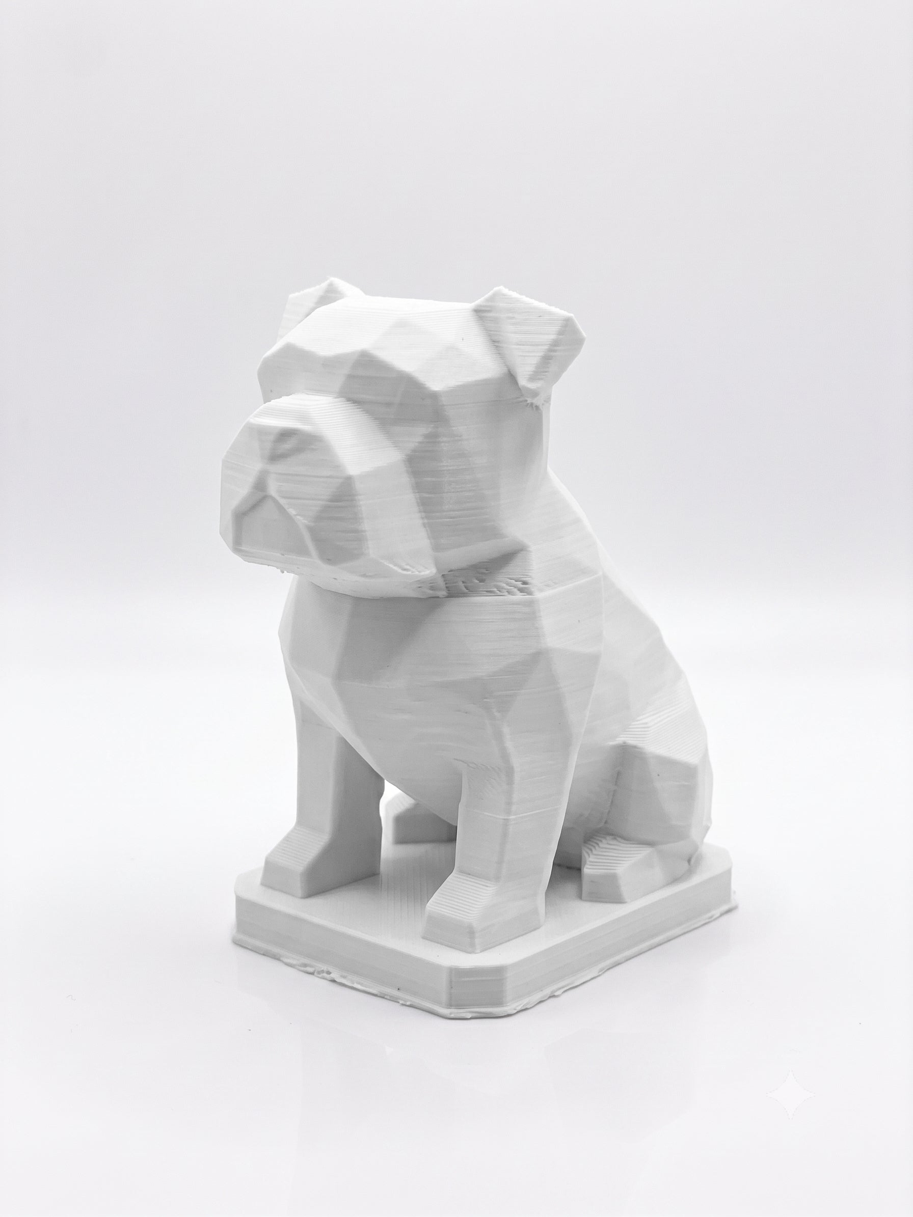 Statuina bulldog bianco in stampa 3D PLA, totem animale low-poly da collezione