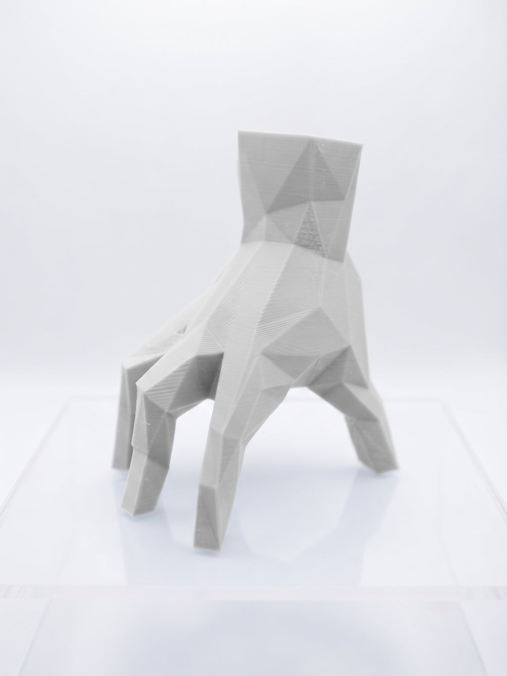 Statuina mano che cammina stile Famiglia Addams bianco in stampa 3D PLA low-poly