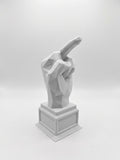 Statuina mano con dito medio bianco in stampa 3D PLA, regalo ironico da scrivania low-poly
