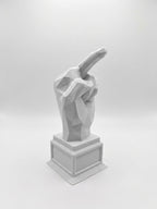 Statuina mano con dito medio bianco in stampa 3D PLA, regalo ironico da scrivania low-poly