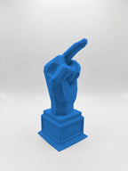 Statuina mano con dito medio blu in stampa 3D PLA, regalo ironico da scrivania low-poly