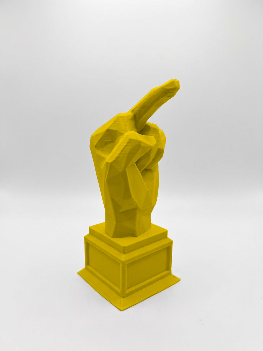 Statuina mano con dito medio giallo in stampa 3D PLA, regalo ironico da scrivania low-poly