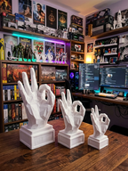 Statuina mano OK in ambientazione, gadget ironico da ufficio stampato in 3D