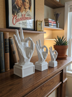 Statuina mano OK bianca in stampa 3D su una scrivania, soprammobile di design low-poly