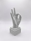 Statuina mano nel gesto OK bianco in stampa 3D PLA, soprammobile da scrivania low-poly