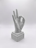 Statuina mano nel gesto OK bianco in stampa 3D PLA, soprammobile da scrivania low-poly