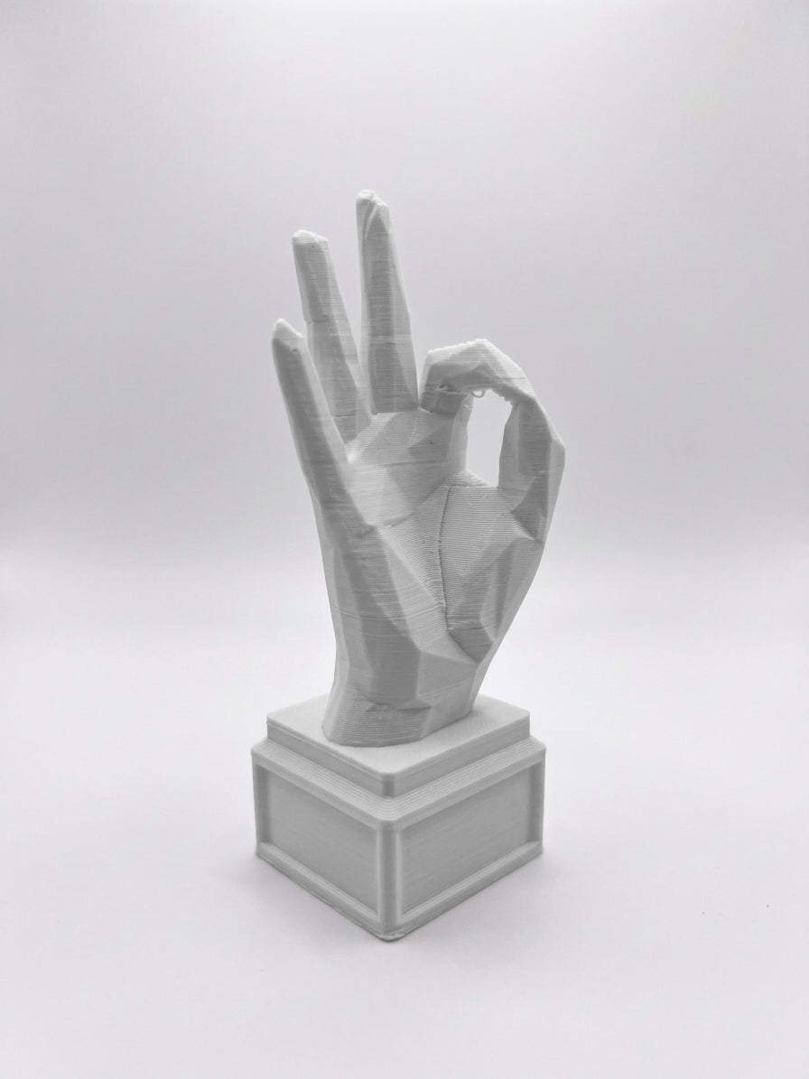 Statuina mano nel gesto OK bianco in stampa 3D PLA, soprammobile da scrivania low-poly