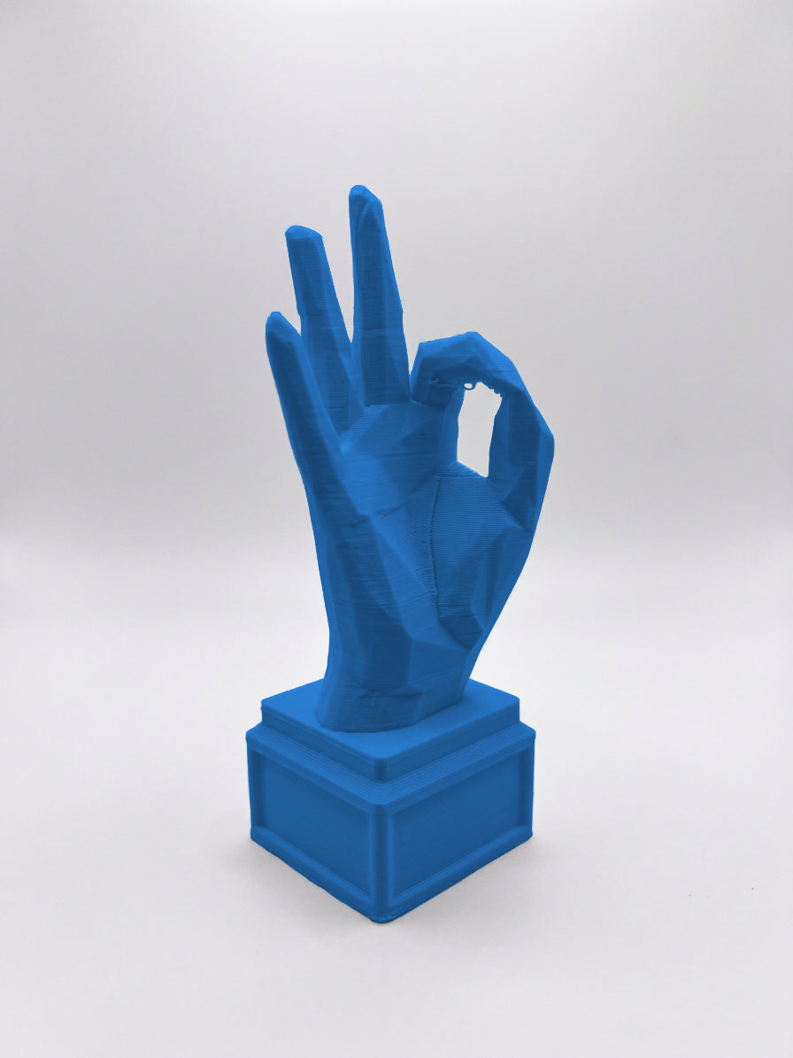 Statuina mano nel gesto OK blu in stampa 3D PLA, soprammobile da scrivania low-poly