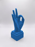 Statuina mano nel gesto OK blu in stampa 3D PLA, soprammobile da scrivania low-poly