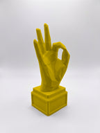 Statuina mano nel gesto OK giallo in stampa 3D PLA, soprammobile da scrivania low-poly