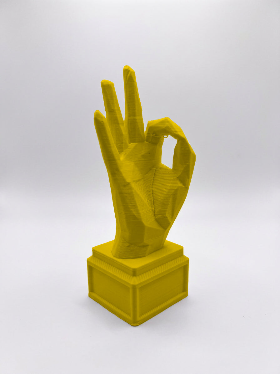Statuina mano nel gesto OK giallo in stampa 3D PLA, soprammobile da scrivania low-poly