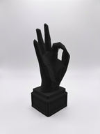 Statuina mano nel gesto OK nero in stampa 3D PLA, soprammobile da scrivania low-poly