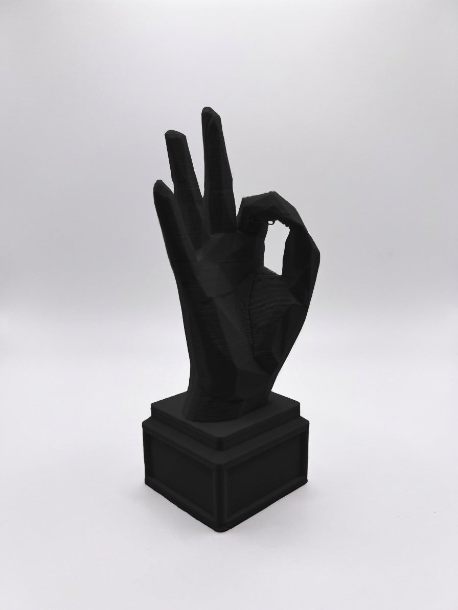 Statuina mano nel gesto OK nero in stampa 3D PLA, soprammobile da scrivania low-poly