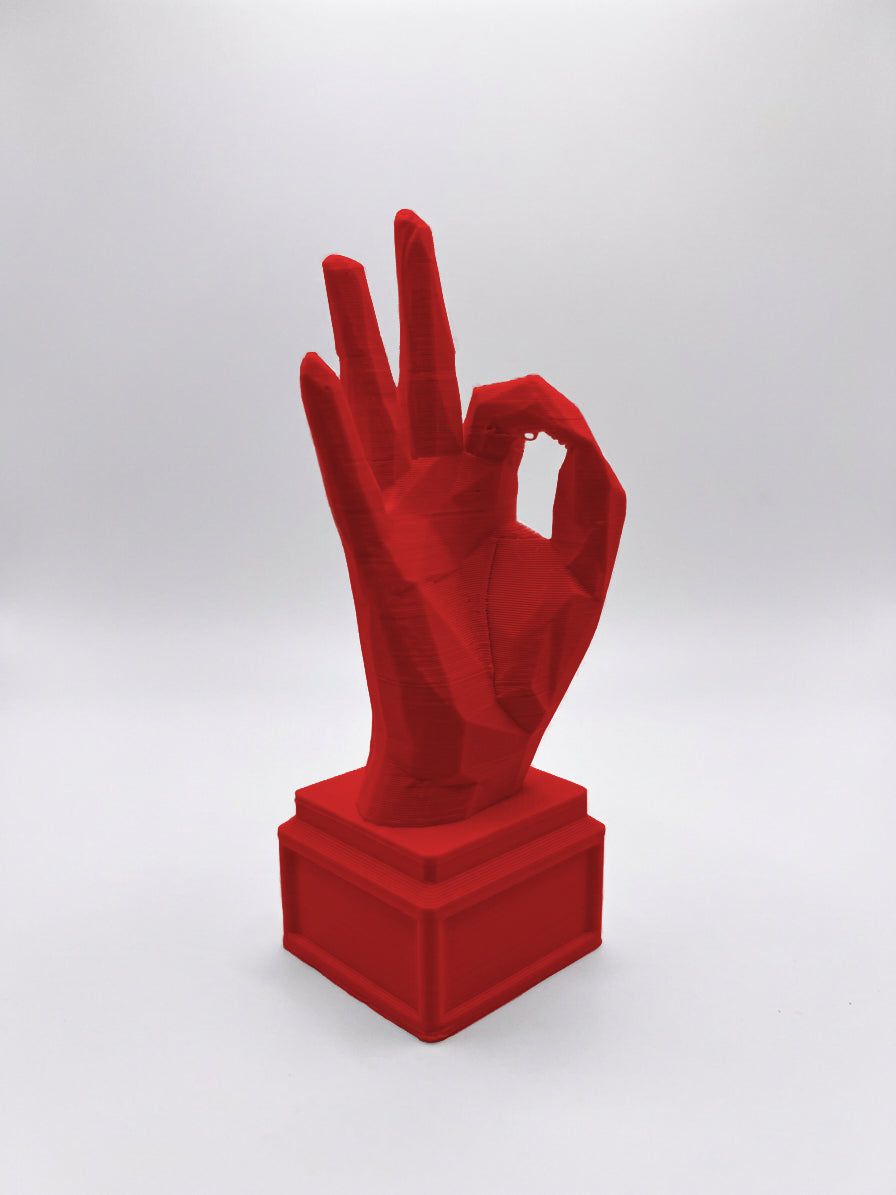 Statuina mano nel gesto OK rosso in stampa 3D PLA, soprammobile da scrivania low-poly