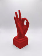 Statuina mano nel gesto OK rosso in stampa 3D PLA, soprammobile da scrivania low-poly