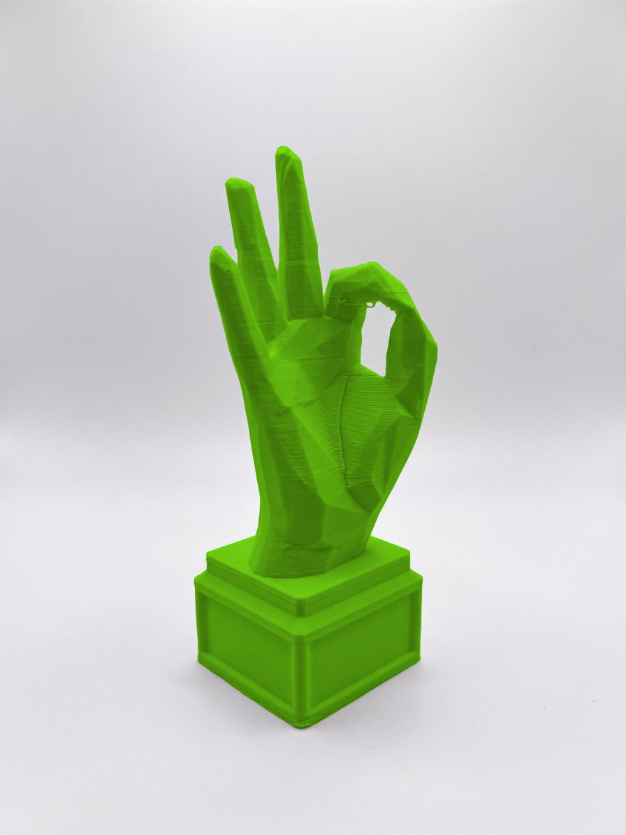 Statuina mano nel gesto OK verde in stampa 3D PLA, soprammobile da scrivania low-poly