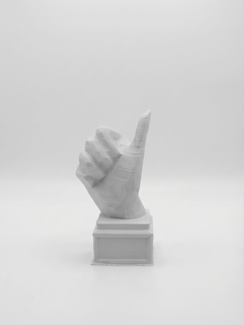 Statuina mano con pollice in su bianco in stampa 3D PLA, soprammobile da scrivania low-poly