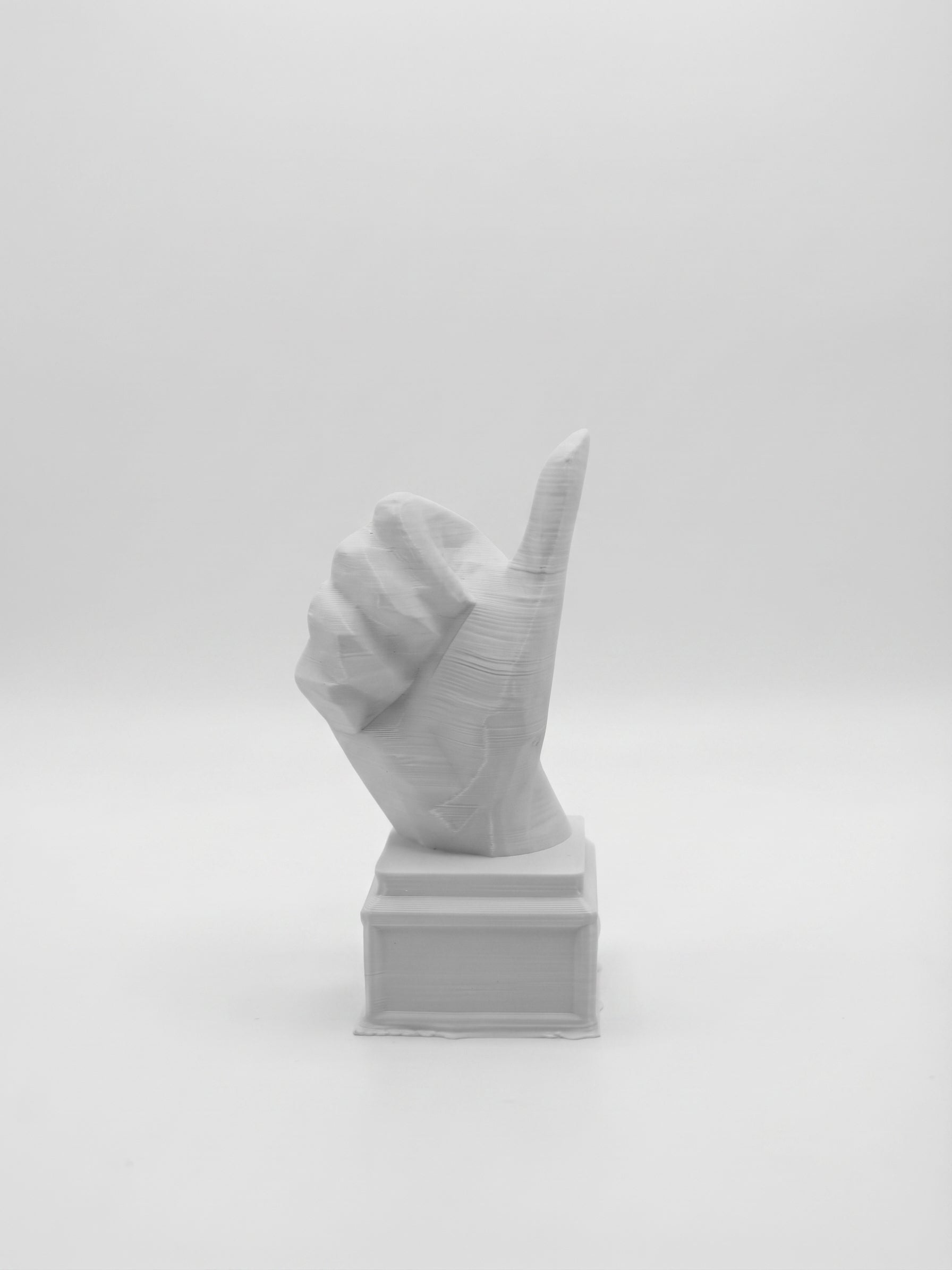 Statuina mano con pollice in su bianco in stampa 3D PLA, soprammobile da scrivania low-poly