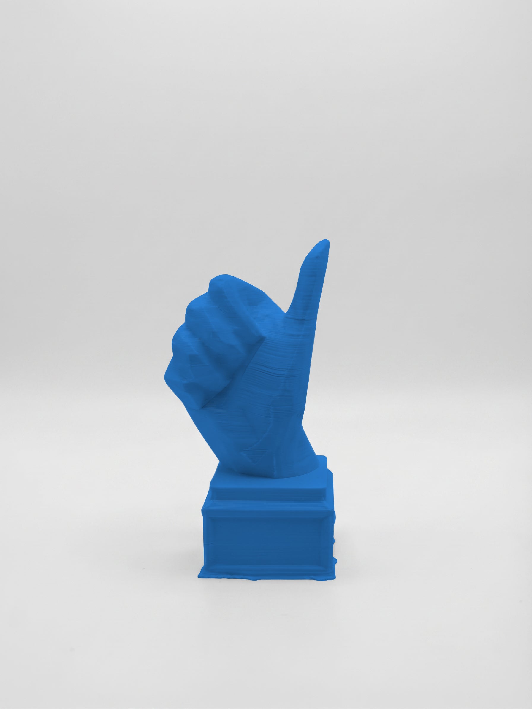 Statuina mano con pollice in su blu in stampa 3D PLA, soprammobile da scrivania low-poly