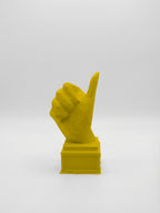 Statuina mano con pollice in su giallo in stampa 3D PLA, soprammobile da scrivania low-poly