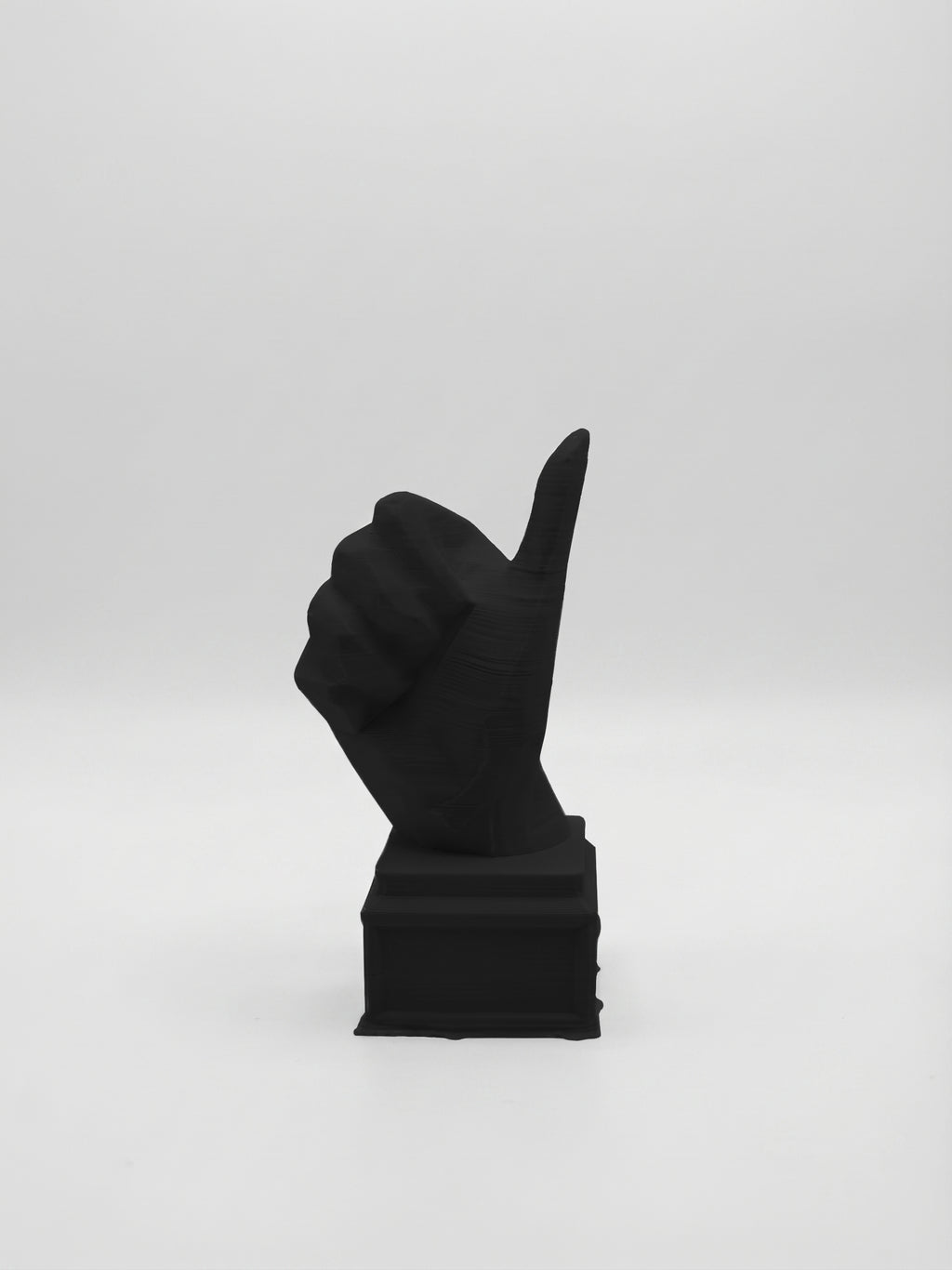 Statuina mano con pollice in su nero in stampa 3D PLA, soprammobile da scrivania low-poly