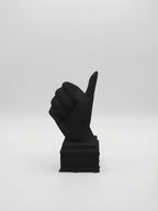 Statuina mano con pollice in su nero in stampa 3D PLA, soprammobile da scrivania low-poly