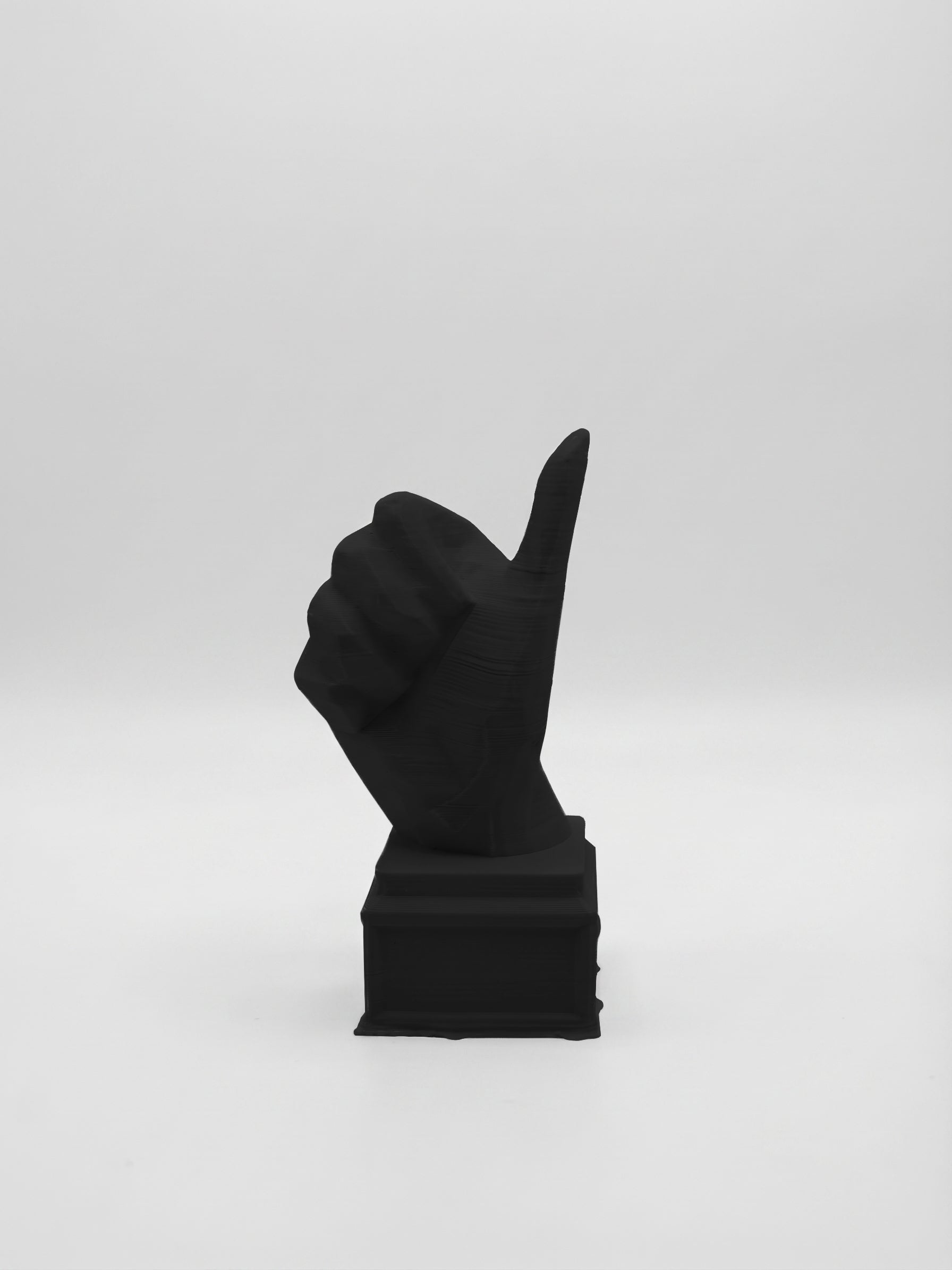 Statuina mano con pollice in su nero in stampa 3D PLA, soprammobile da scrivania low-poly