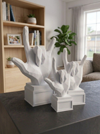 Statuina mano rock in ambientazione, gadget ironico da ufficio stampato in 3D