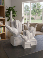 Statuina mano rock bianca in stampa 3D su una scrivania, soprammobile di design low-poly