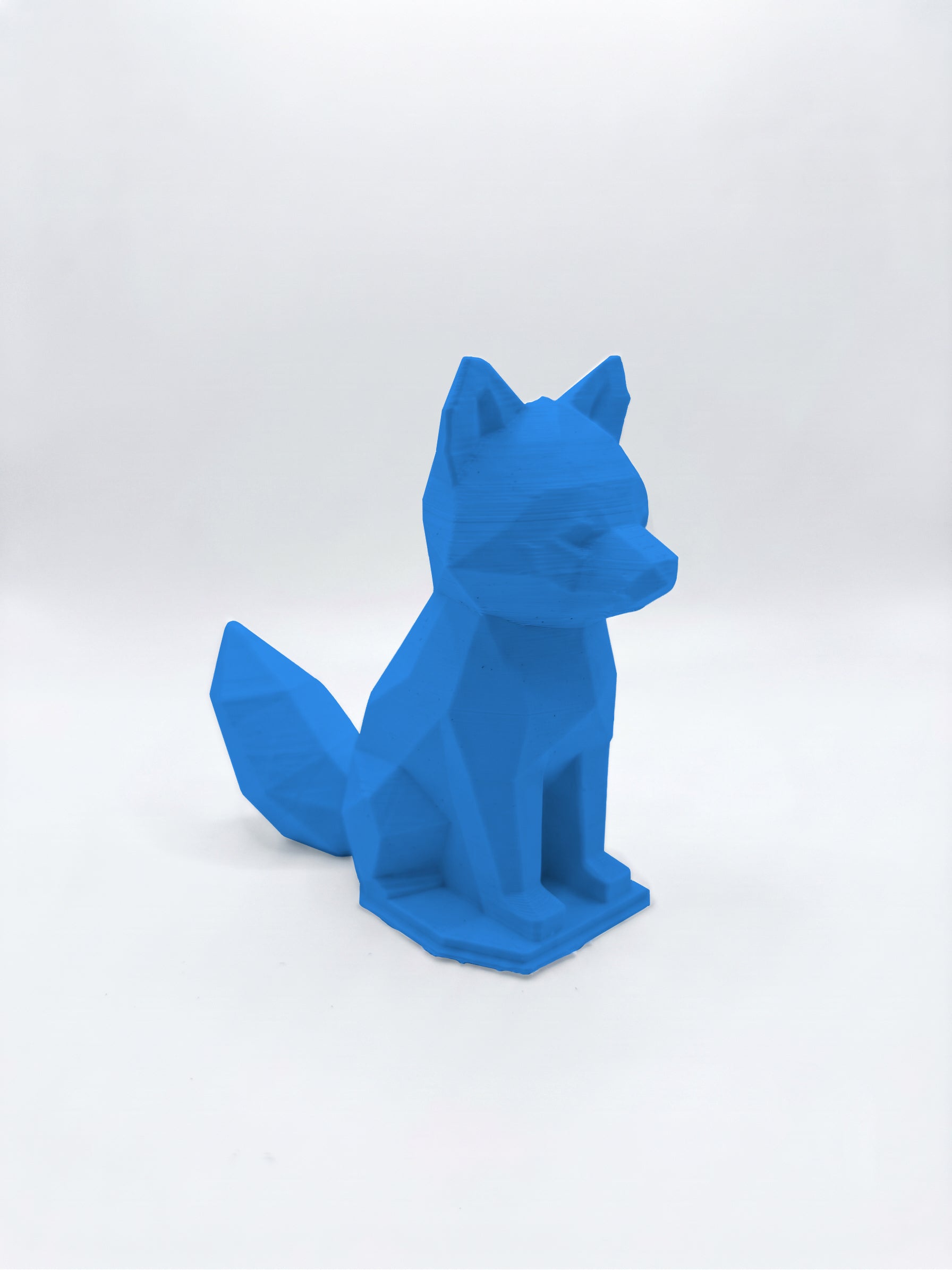 Statuina panda rosso blu in stampa 3D PLA, totem animale low-poly da collezione