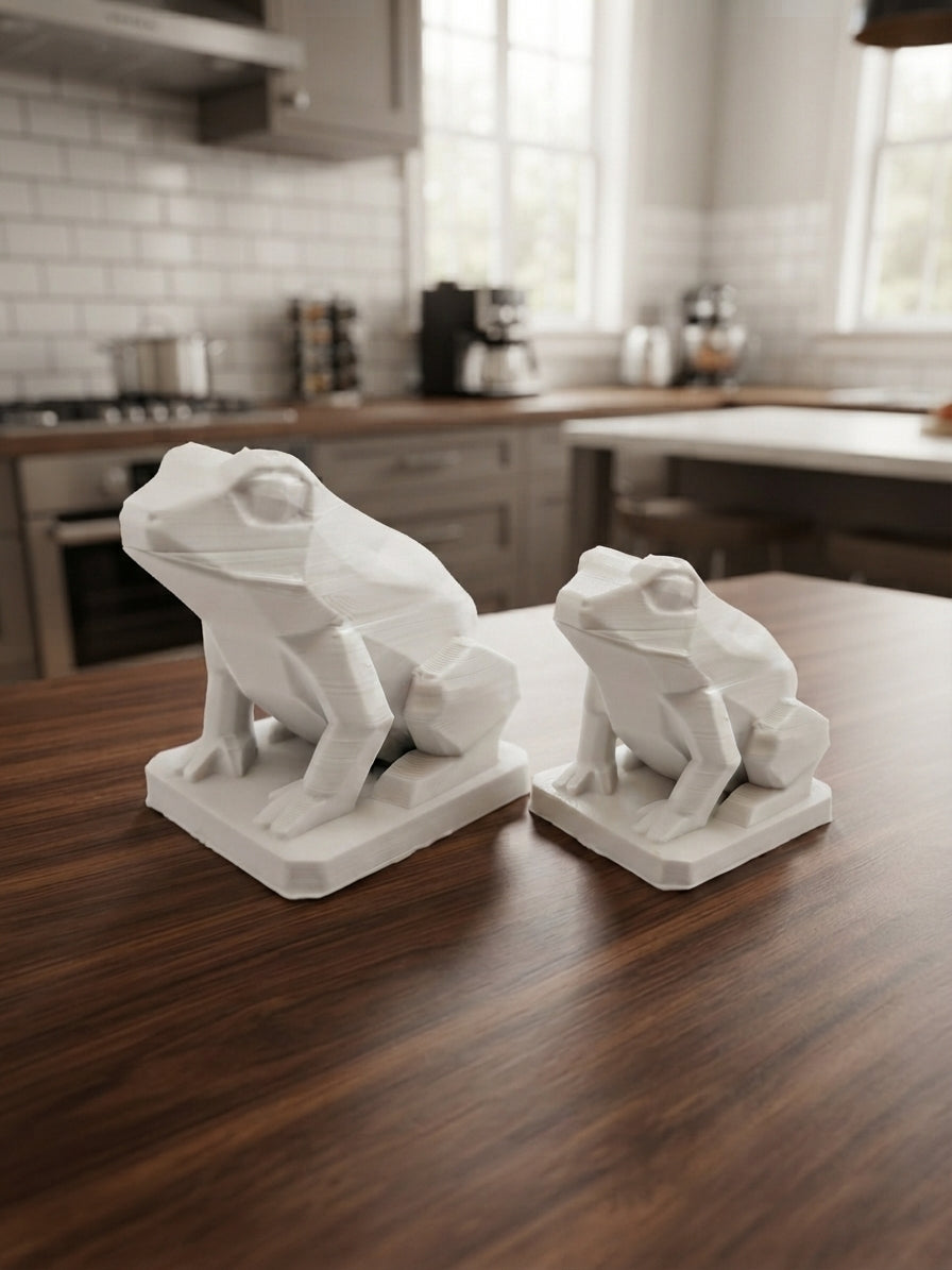 Dettaglio della finitura low-poly della statuina rana stampata in 3D in PLA