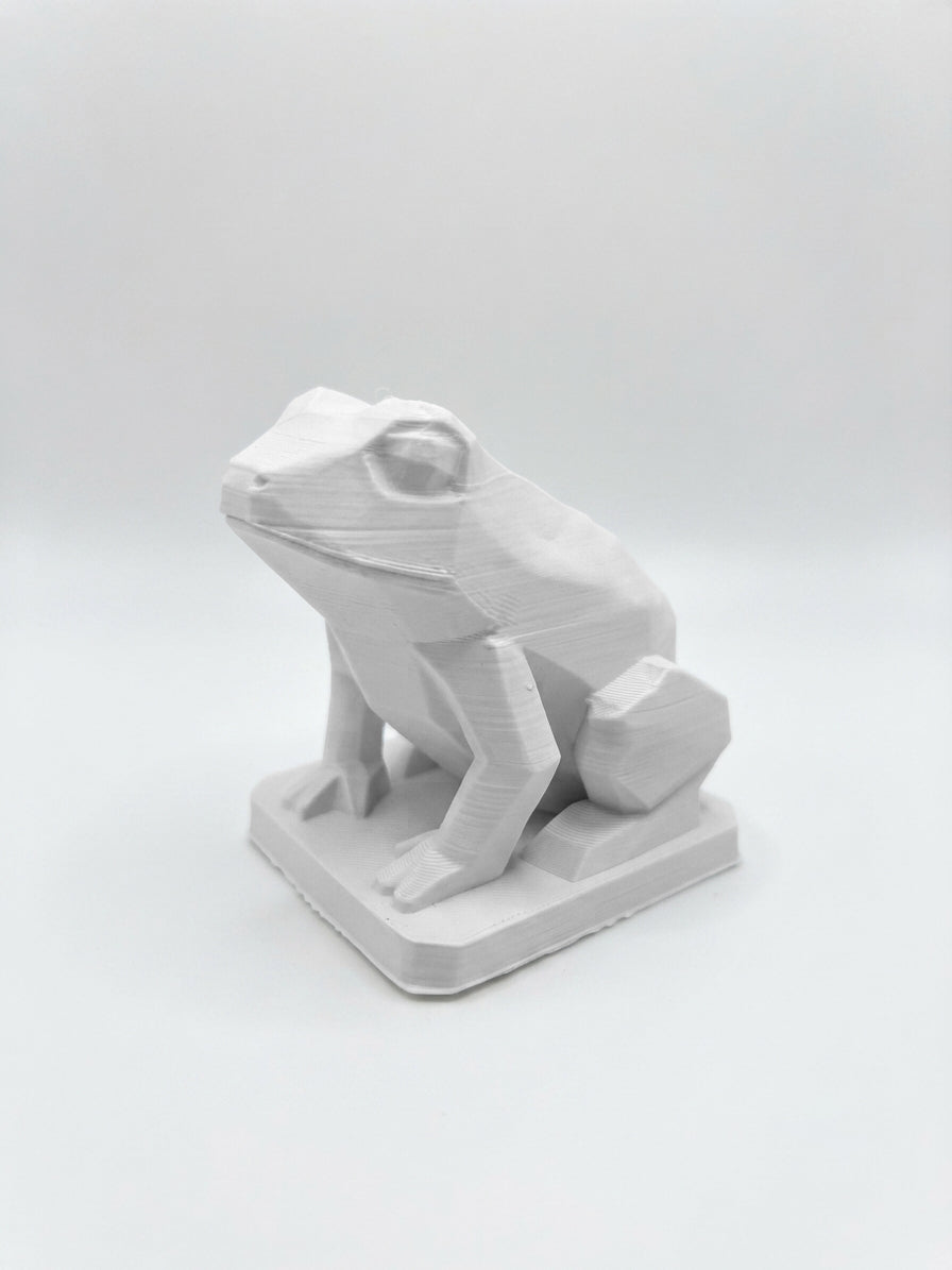 Statuina rana bianco in stampa 3D PLA, totem animale low-poly da collezione