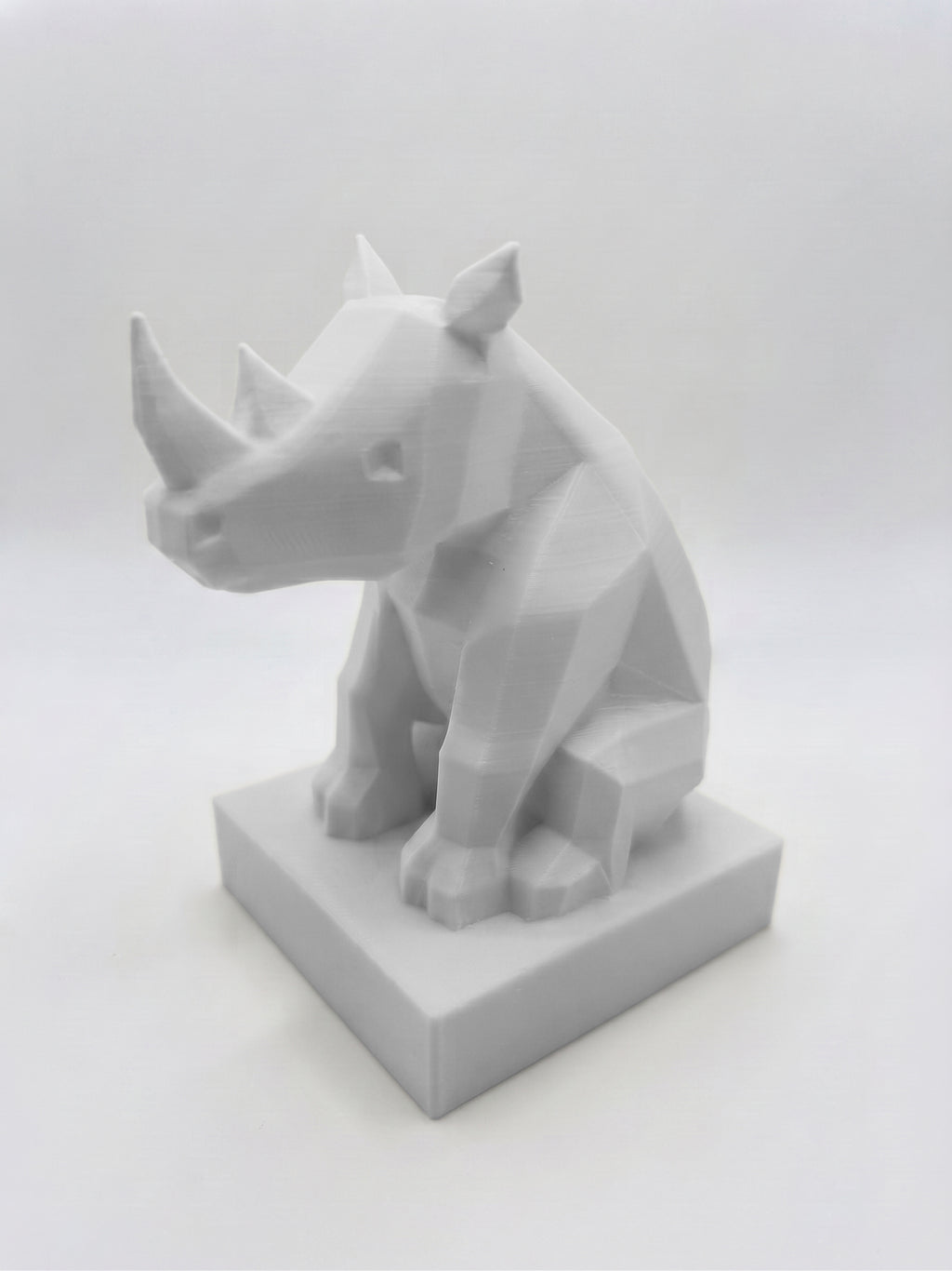 Statuina rinoceronte bianco in stampa 3D PLA, totem animale low-poly da collezione