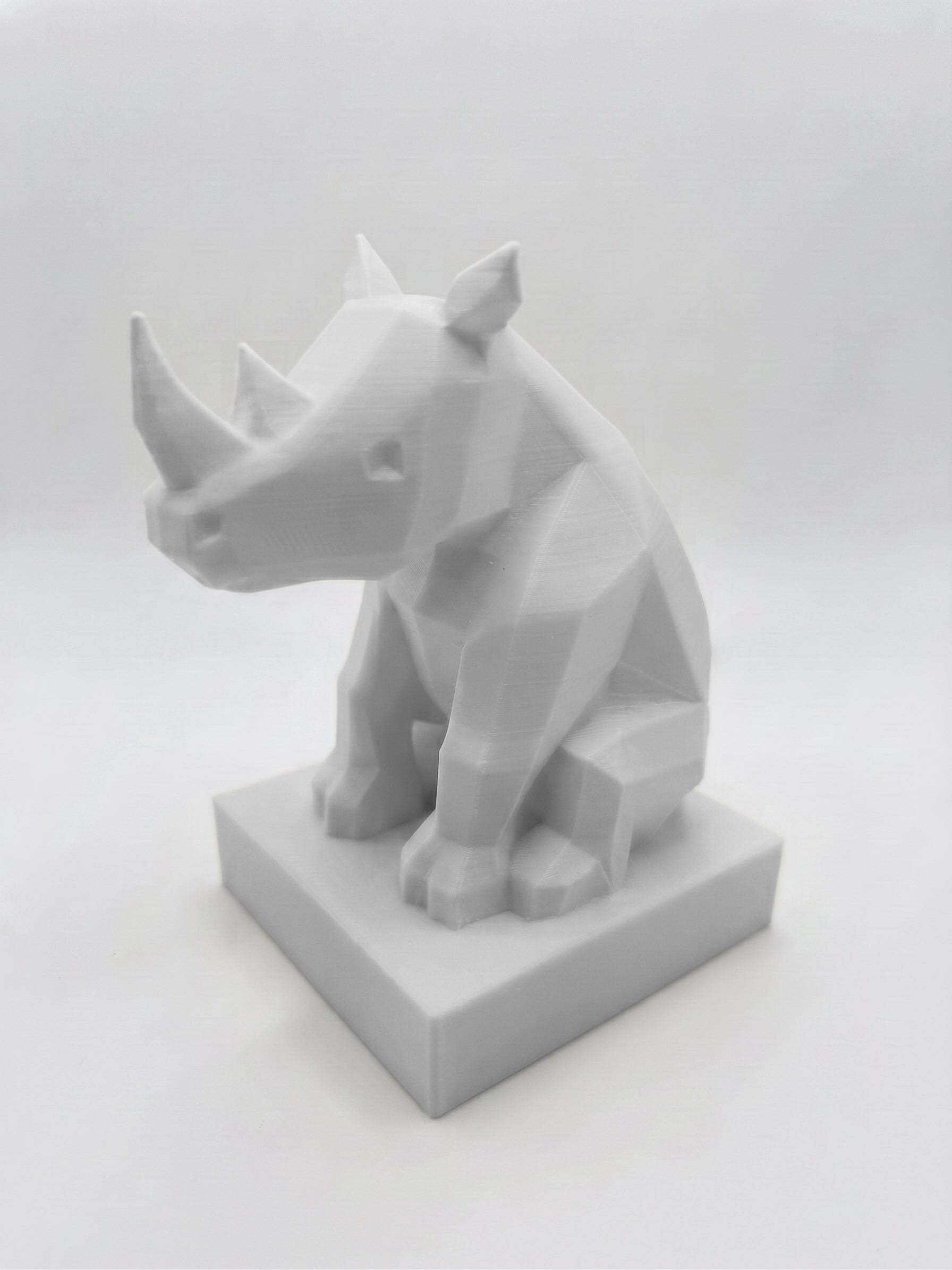 Statuina rinoceronte bianco in stampa 3D PLA, totem animale low-poly da collezione