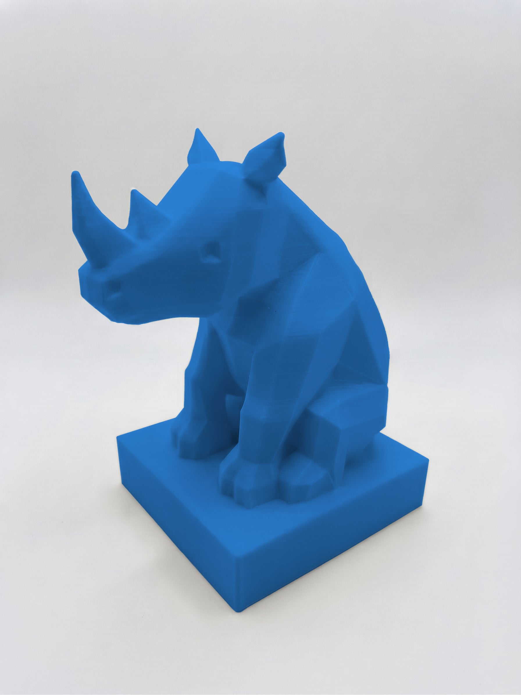 Statuina rinoceronte blu in stampa 3D PLA, totem animale low-poly da collezione