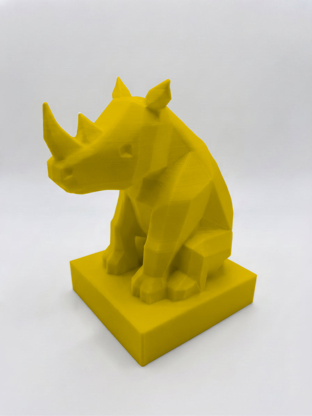Statuina rinoceronte giallo in stampa 3D PLA, totem animale low-poly da collezione