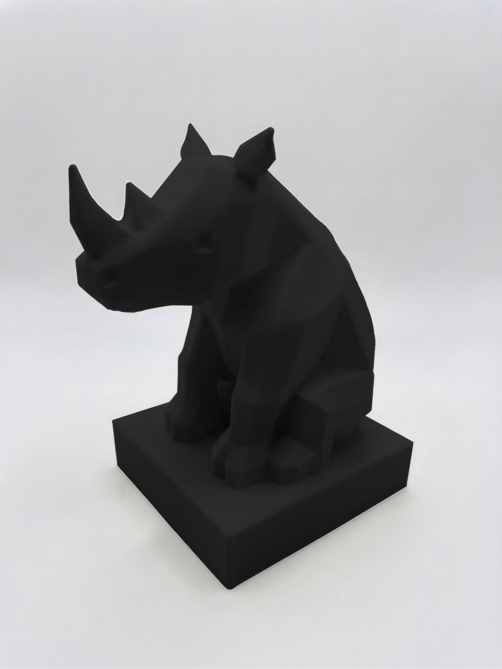 Statuina rinoceronte nero in stampa 3D PLA, totem animale low-poly da collezione