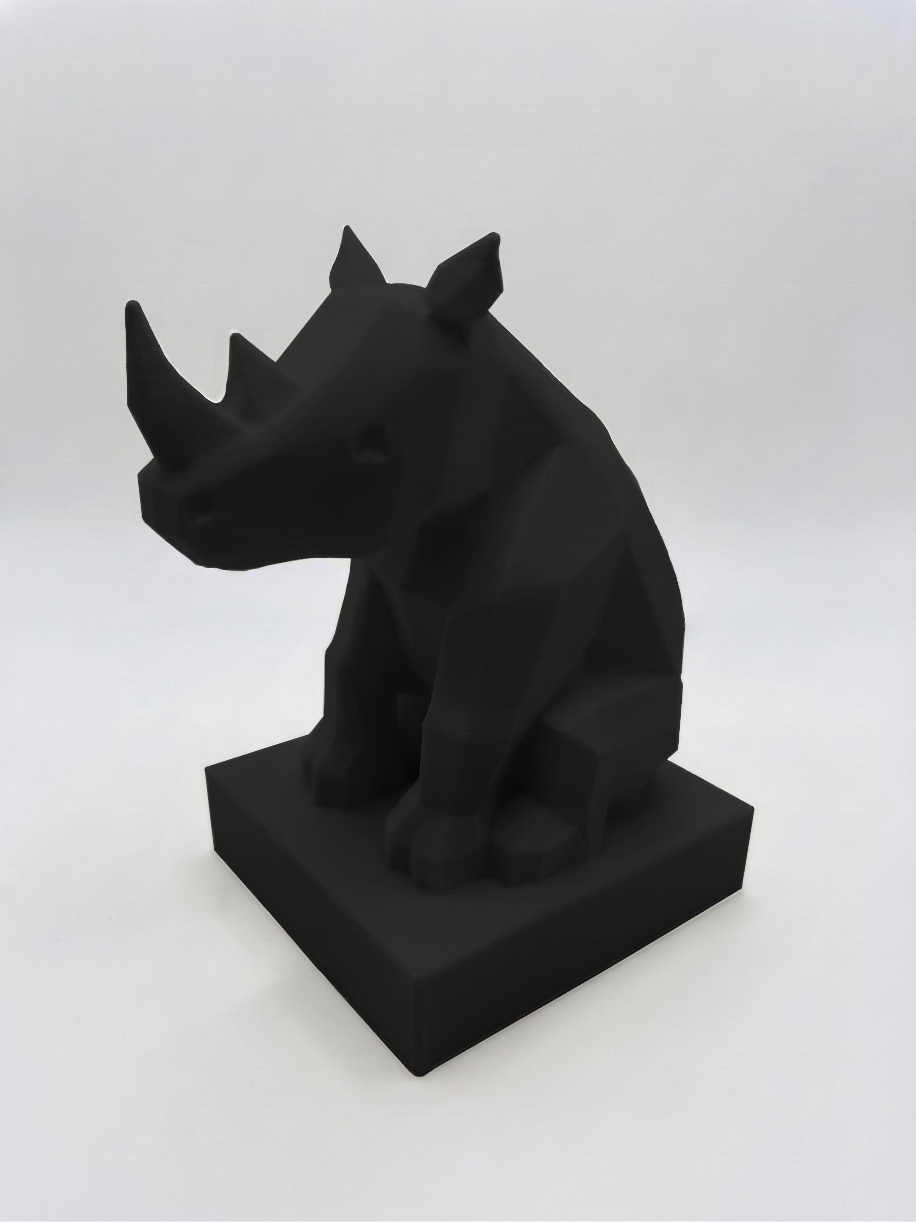 Statuina rinoceronte nero in stampa 3D PLA, totem animale low-poly da collezione