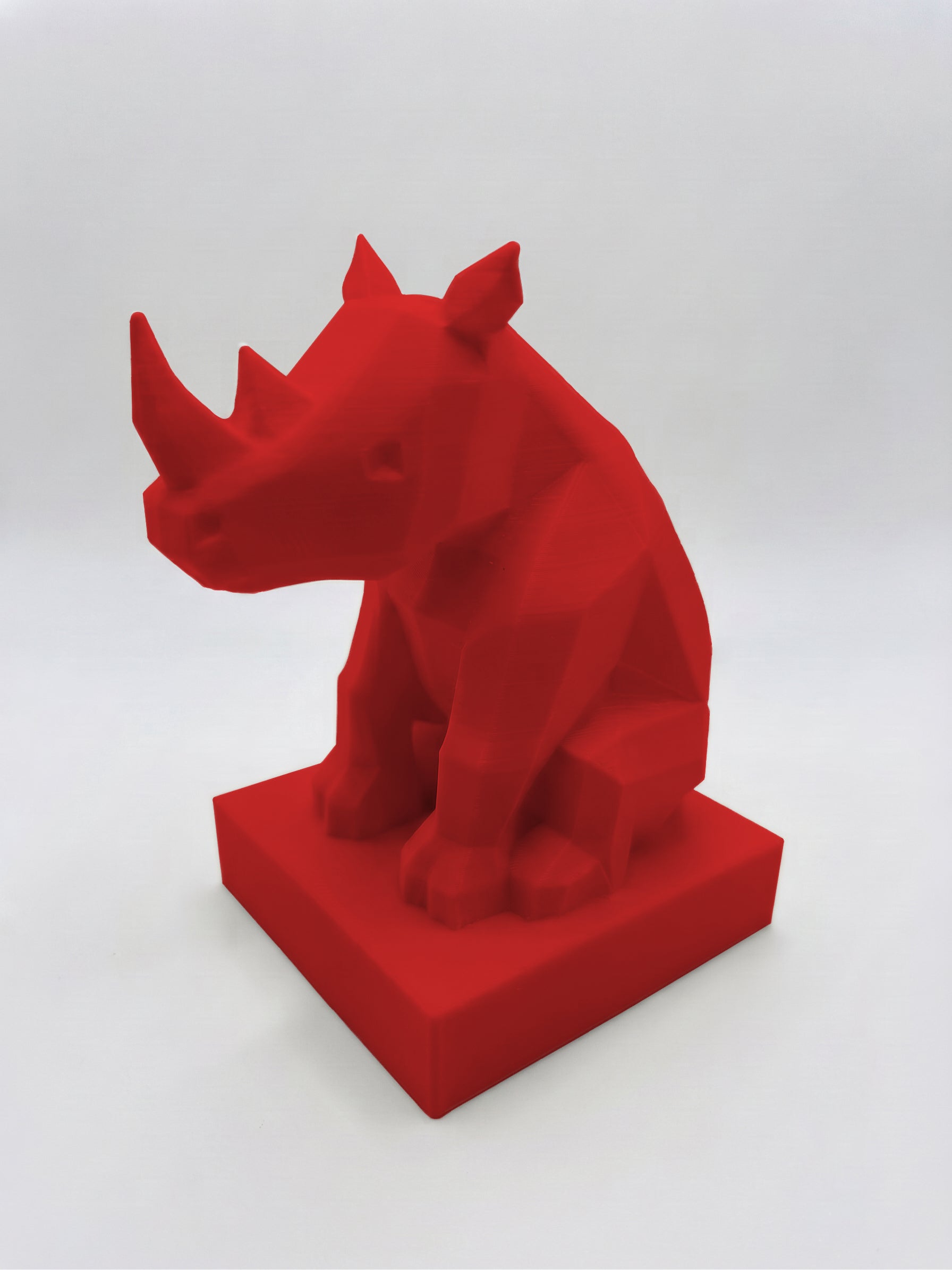 Statuina rinoceronte rosso in stampa 3D PLA, totem animale low-poly da collezione