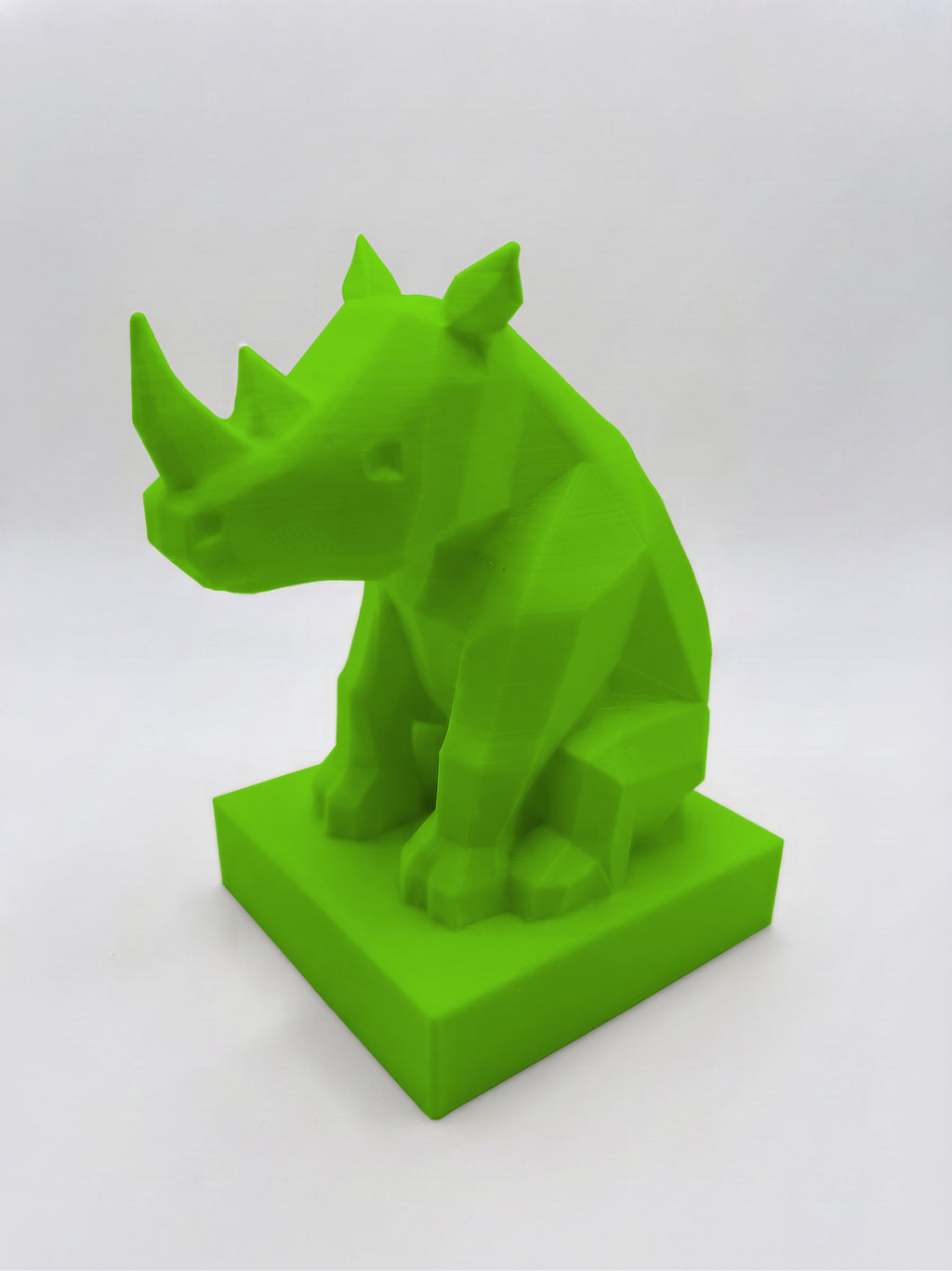 Statuina rinoceronte verde in stampa 3D PLA, totem animale low-poly da collezione