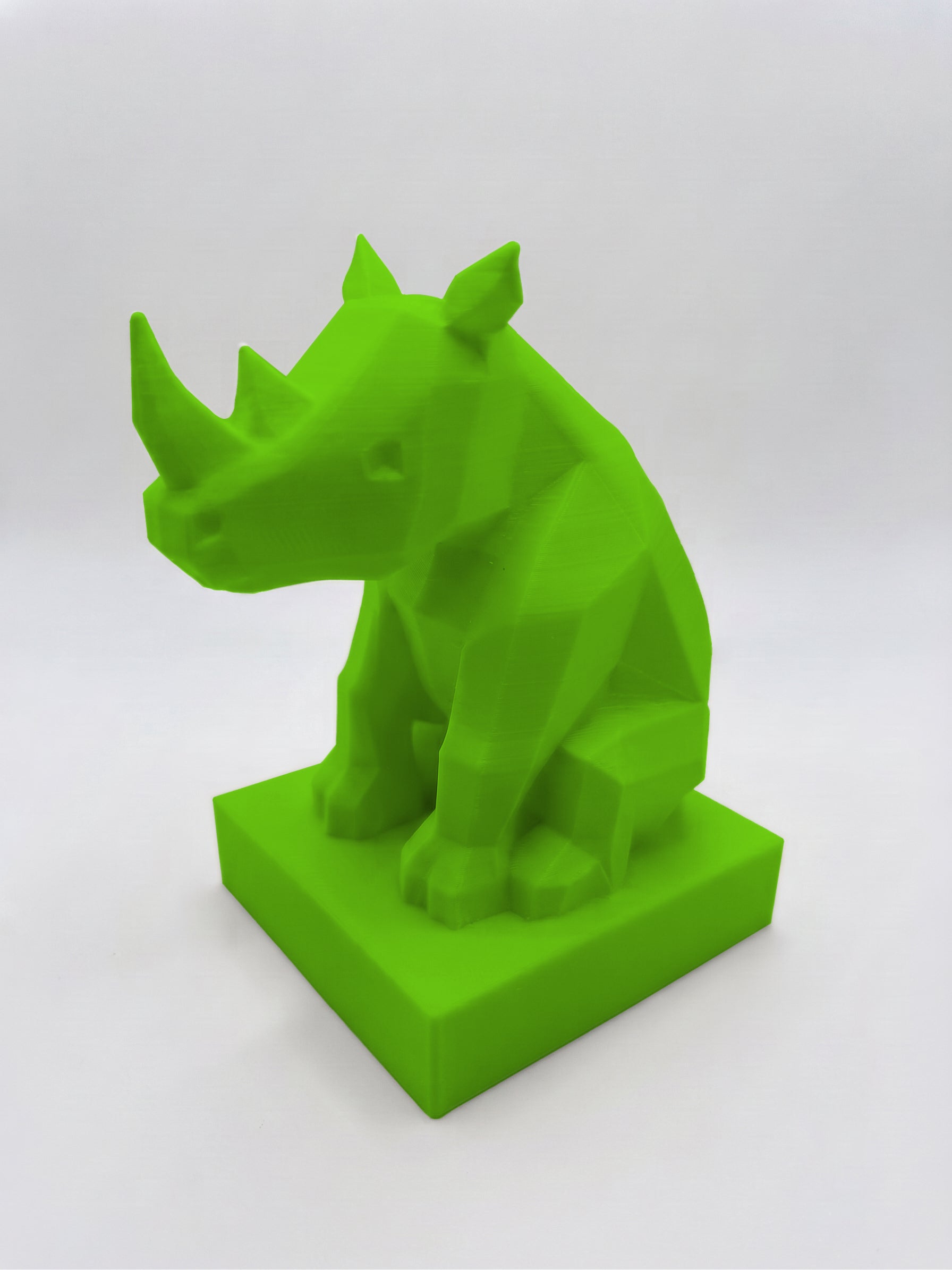 Statuina rinoceronte verde in stampa 3D PLA, totem animale low-poly da collezione