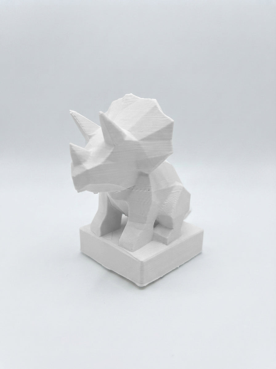 Statuina triceratopo bianco in stampa 3D PLA, totem animale low-poly da collezione