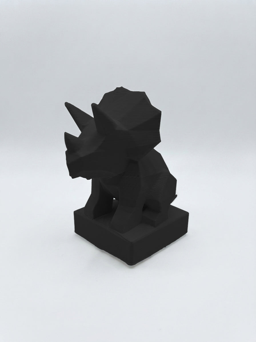Statuina triceratopo nero in stampa 3D PLA, totem animale low-poly da collezione
