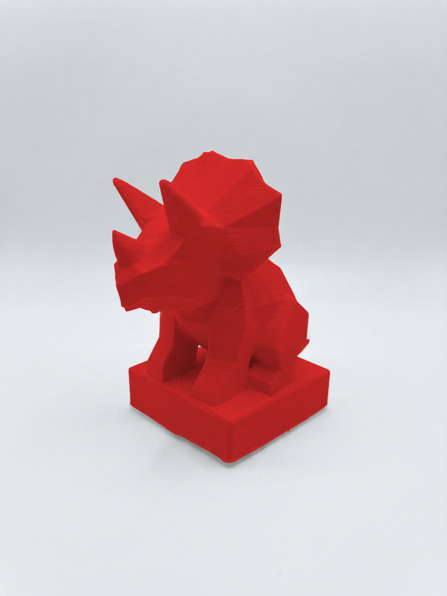 Statuina triceratopo rosso in stampa 3D PLA, totem animale low-poly da collezione