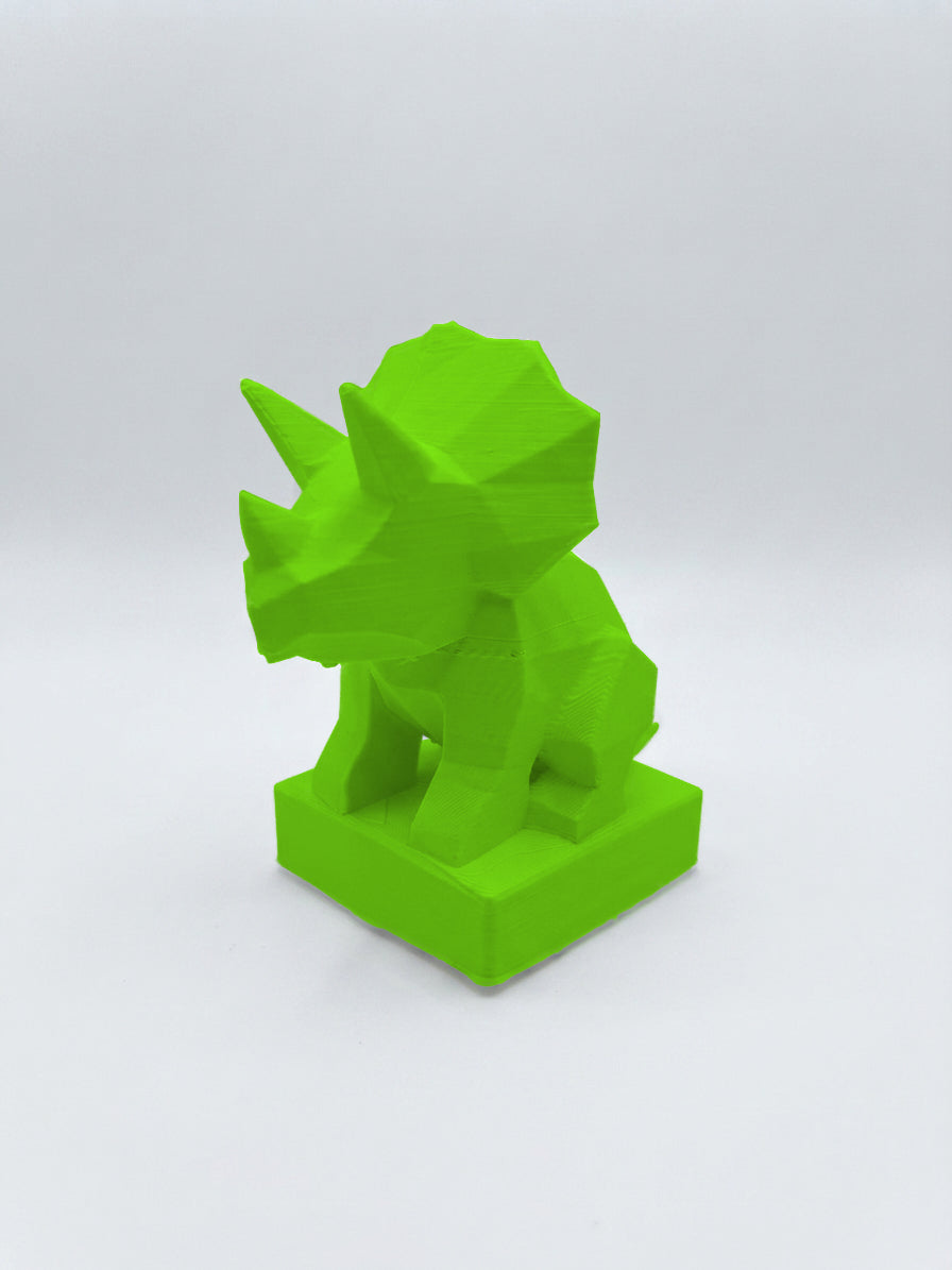 Statuina triceratopo verde in stampa 3D PLA, totem animale low-poly da collezione