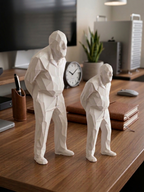 Statuine Umarell bianche in stampa 3D come soprammobile da scrivania in un ambiente di lavoro