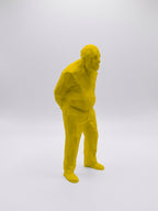 Statuina Umarell gialla in stampa 3D PLA, omino da cantiere ironico da ufficio