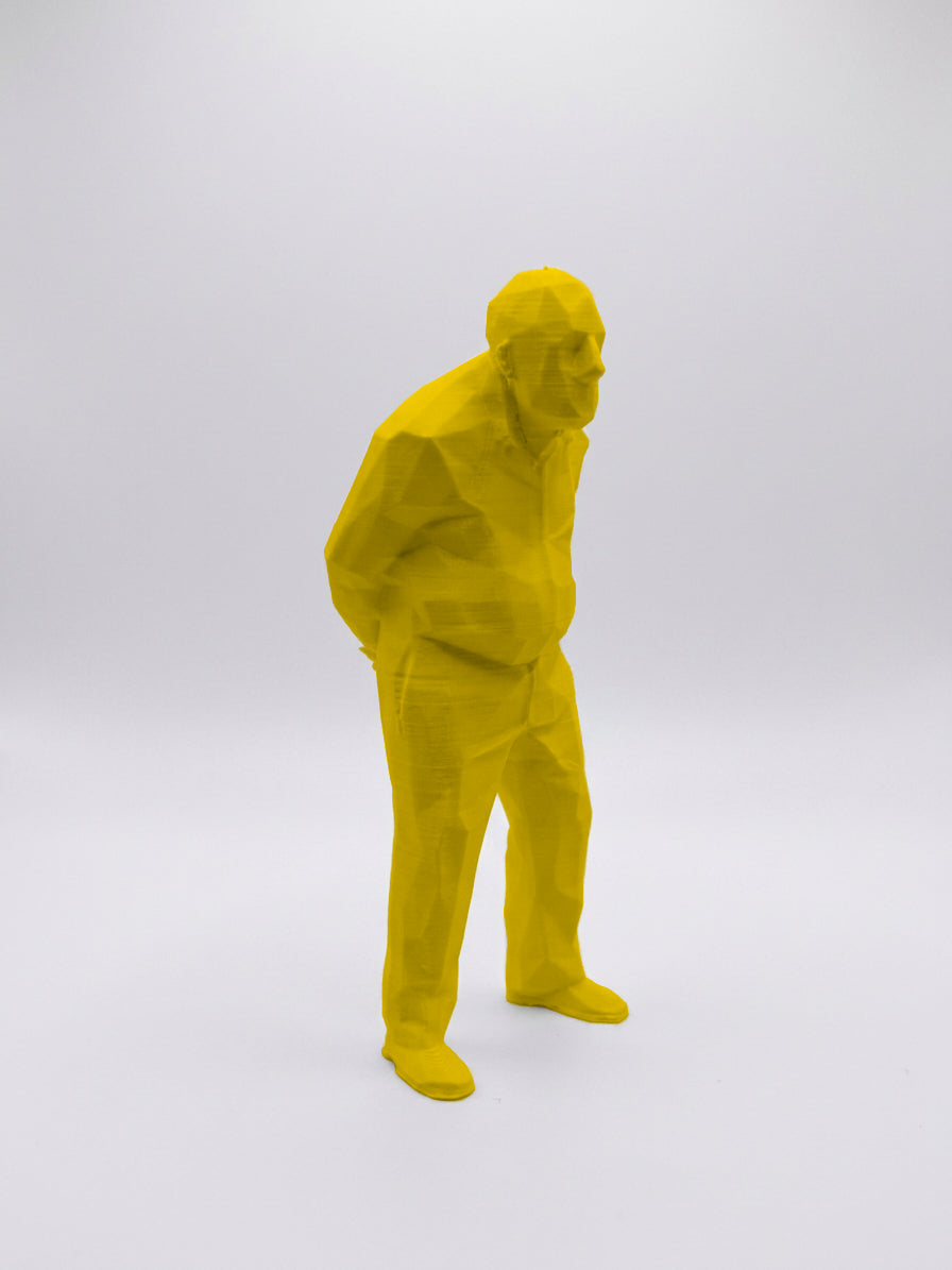 Statuina Umarell gialla in stampa 3D PLA, omino da cantiere ironico da ufficio